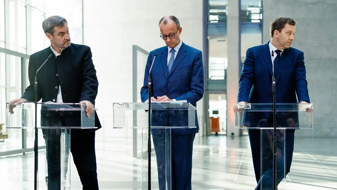 Markus Söder (b), a bajor Keresztényszociális Unió (CSU) elnöke; Friedrich Merz (k), a választásokon győztes Kereszténydemokrata Unió (CDU) elnöke és Lars Klingbeil (j), a Szociáldemokrata Párt (SPD) társelnöke sajtótájékoztatót tart a koalíciós tárgyalásokat előkészítő egyeztetés után Berlinben, 2025. március 8-án. (Fotó: MTI/EPA/Clemens Bilan)