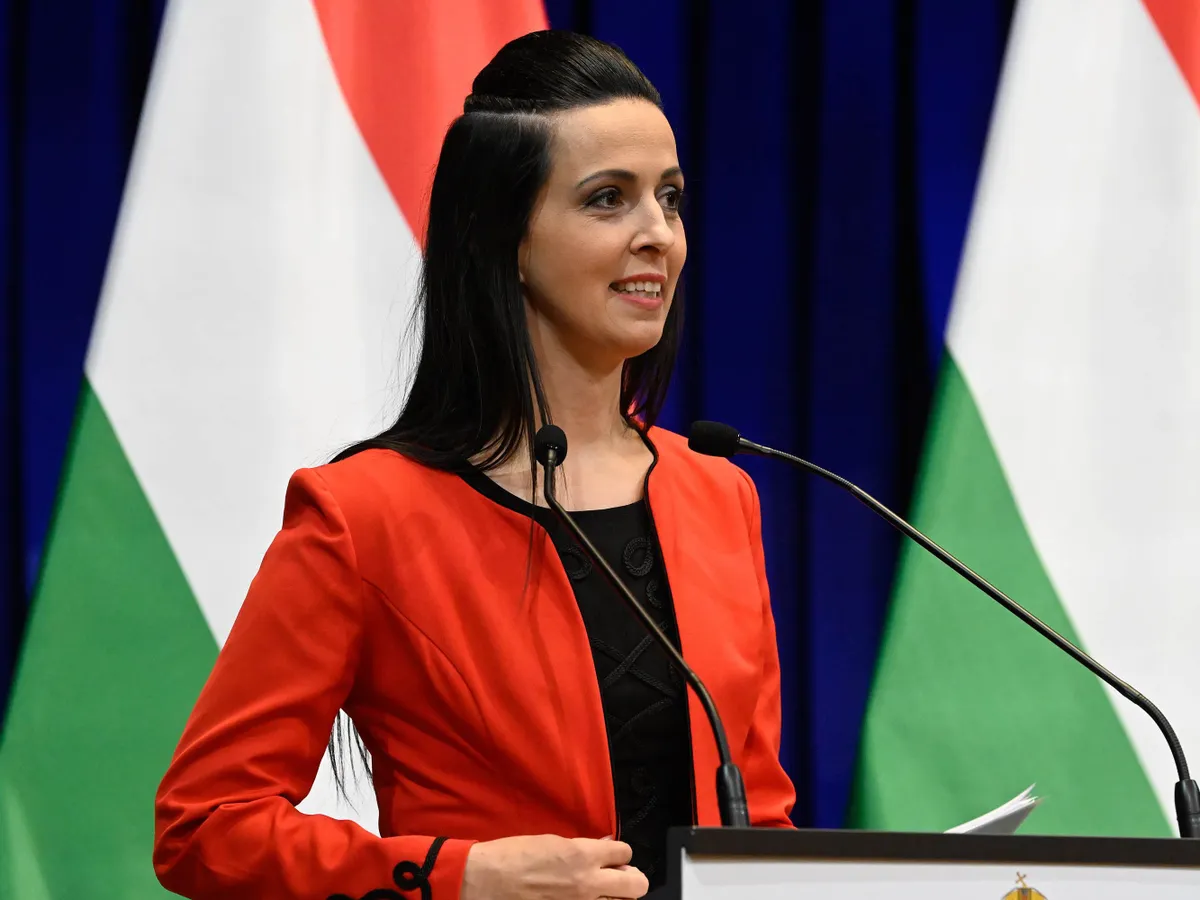 Koncz Zsófia, a KIM családokért felelős államtitkára a Kormányinfón, a Karmelita kolostorban 2025. április 10-én (Fotó: MTI/Máthé Zoltán)