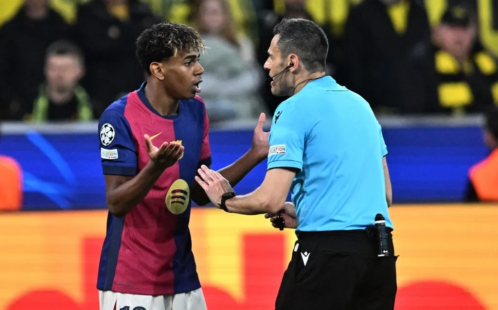 16 April 2025, North Rhine-Westphalia, Dortmund: Soccer: Champions League, Borussia Dortmund - FC Barcelona, knockout round, quarter-finals, second leg, Signal Iduna Park. Barcelona's Lamine Yamal discusses with referee Maurizio Mariani. Photo: Bernd Thissen/dpa (Photo by BERND THISSEN / DPA / dpa Picture-Alliance via AFP)