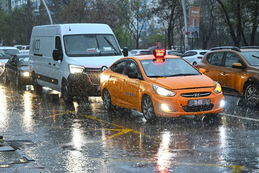 ANKARA, TURKIYE - APRIL 24: Vehicles navigate through heavy rainfall during the evening rush hour in Ankara, Turkiye on April 24, 2025. Ismail Kaplan / Anadolu (Photo by Ismail Kaplan / ANADOLU / Anadolu via AFP)
