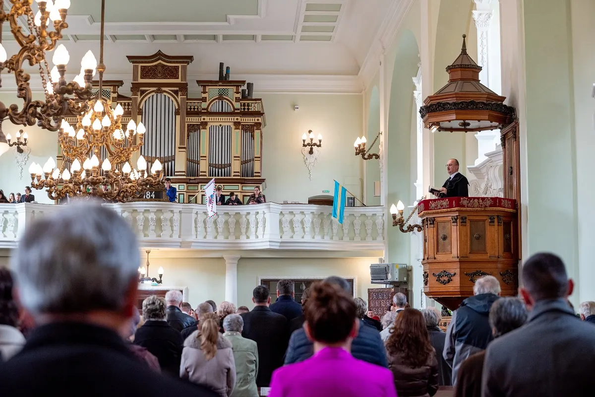 Bogdán Szabolcs János, a Királyhágómelléki Református Egyházkerület püspöke prédikál a megújult Láncos templom felújítása alkalmából tartott hálaadó istentiszteleten Szatmárnémetiben, 2025. március 16-án. (Fotó: MTI/Kiss Gábor)
