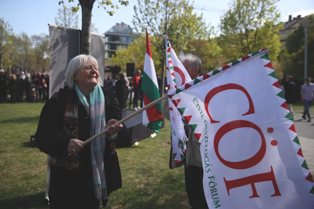 Tüntetést Kollár Kinga botrányos kijelentése miatt, KollárKinga, Millenáris, Civil Összefogás Fórum (CÖF), CivilÖsszefogásFórum, 2025.04.12.