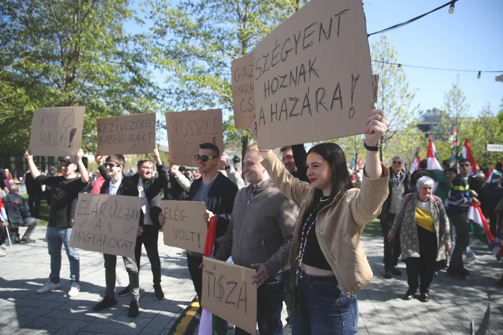 Tüntetést Kollár Kinga botrányos kijelentése miatt, KollárKinga, Millenáris, Civil Összefogás Fórum (CÖF), CivilÖsszefogásFórum, 2025.04.12.
