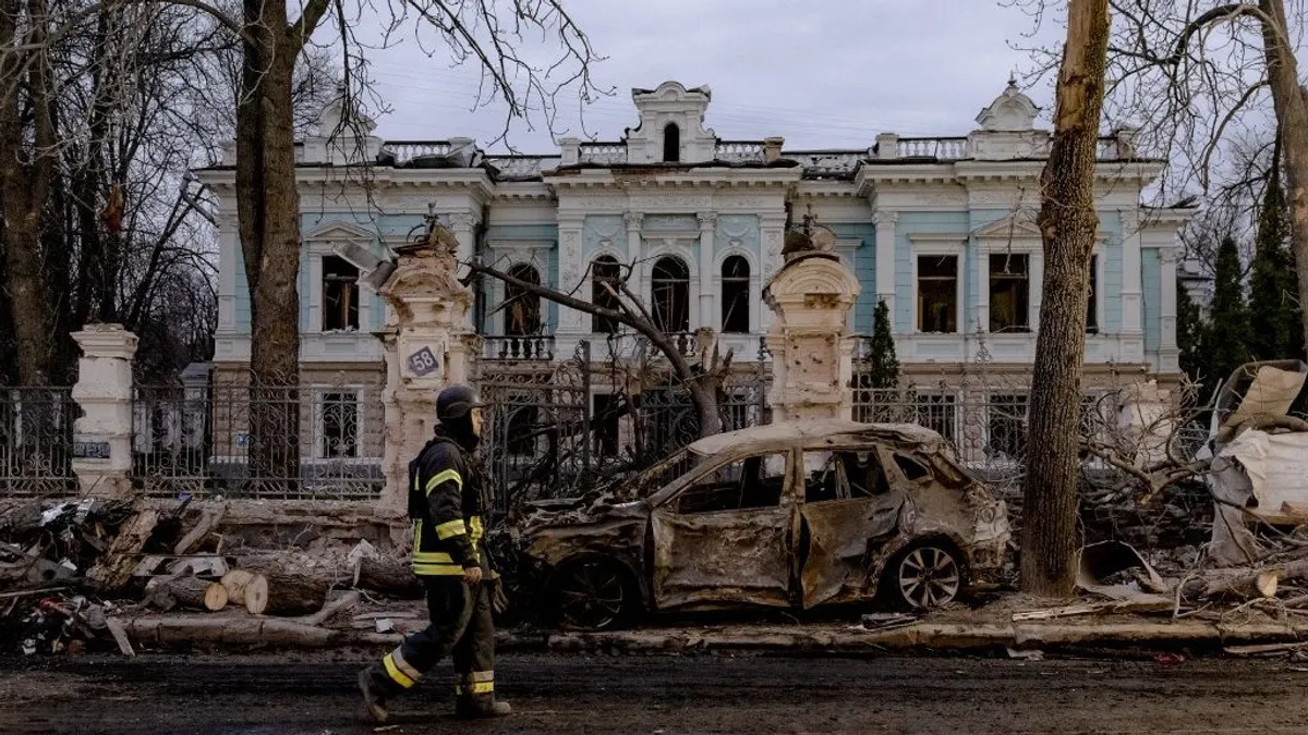 Pusztító rakétacsapás ért egy ukrán várost, sokan meghaltak – videó