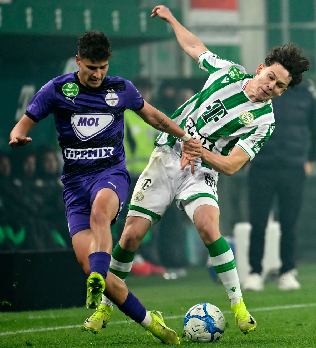 Budapest, 2025. április 6.
Geiger Bálint, az Újpest és Tóth Alex, az FTC játékosa (b-j) a labdarúgó OTP Bank Liga 26. fordulójában játszott Ferencvárosi TC - Újpest FC mérkőzésen a Groupama Arénában 2025. április 6-án.
MTI/Purger Tamás