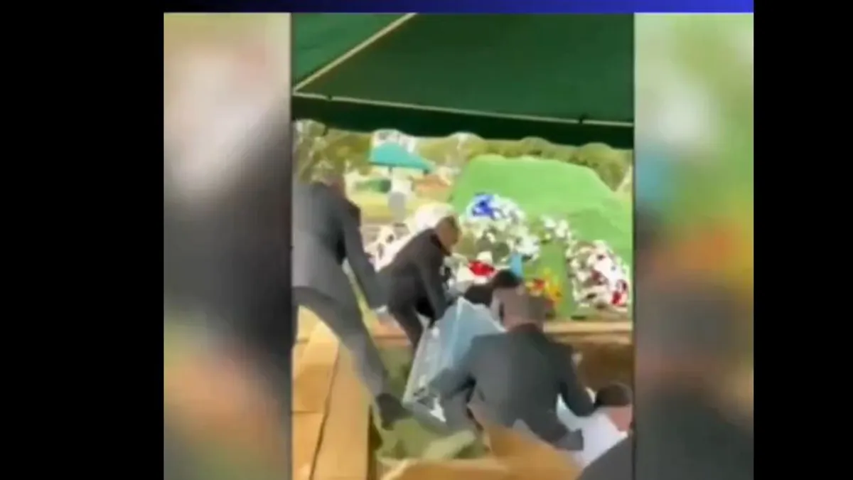 Szokatlan baleset: a halottal együtt zuhantak a sírgödörbe egy család tagjai – videó