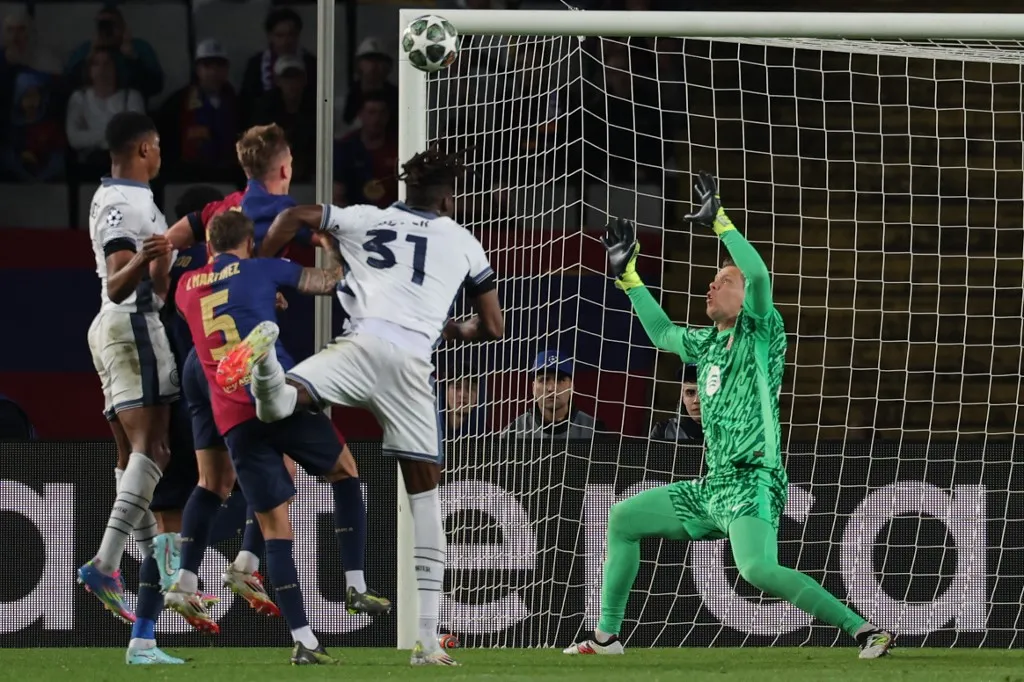 Inter Milan's Dutch defender #02 Denzel Dumfries (L) scores his team's third goal during the UEFA Champions League semi final first leg football match between FC Barcelona and Inter Milan at the Estadi Olimpic Lluis Companys in Barcelona on April 30, 2025. (Photo by LLUIS GENE / AFP)