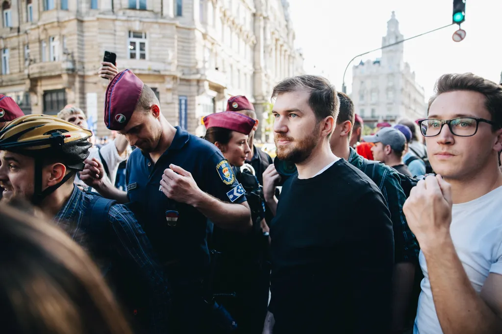Hadházy Ákos, HadházyÁkos, tüntetés, hídfoglalás, Ferenciek tere, 2025.04.22.