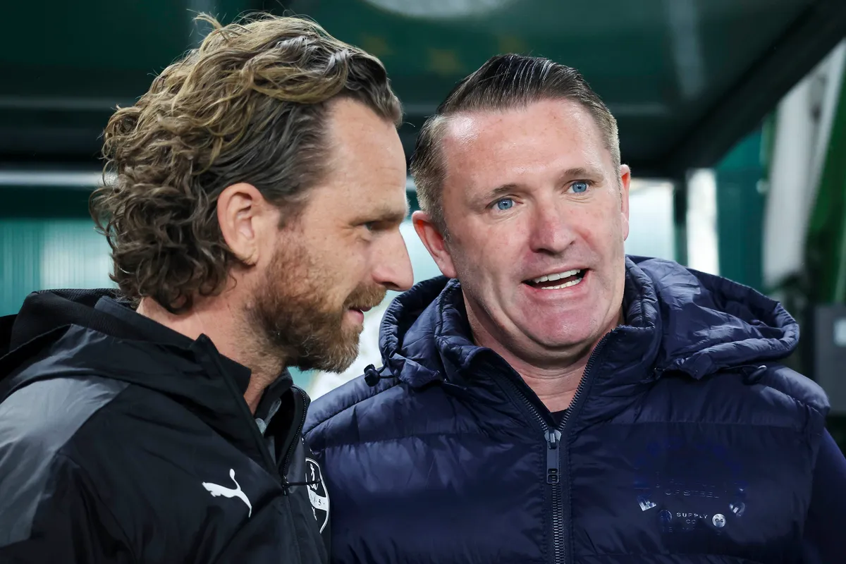Budapest, 2025. április 2.
Bartosz Grzelak, az Újpest (b) és Robbie Keane, a Ferencváros vezetőedzője a labdarúgó MOL Magyar Kupa negyeddöntőjében játszott Ferencvárosi TC - Újpest FC mérkőzésen a Groupama Arénában 2025. április 2-án.
MTI/Hegedüs Róbert