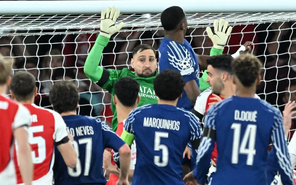 LONDON, UNITED KINGDOM - APRIL 29: Paris Saint Germain (PSG) players, including Marquinhos (5), and Desire Doue (14) react during UEFA Champions League semi-final first leg football match between Arsenal and PSG at Emirates Stadium in London, United Kingdom on April 29, 2025. Mustafa Yalcin / Anadolu (Photo by MUSTAFA YALCIN / ANADOLU / Anadolu via AFP)