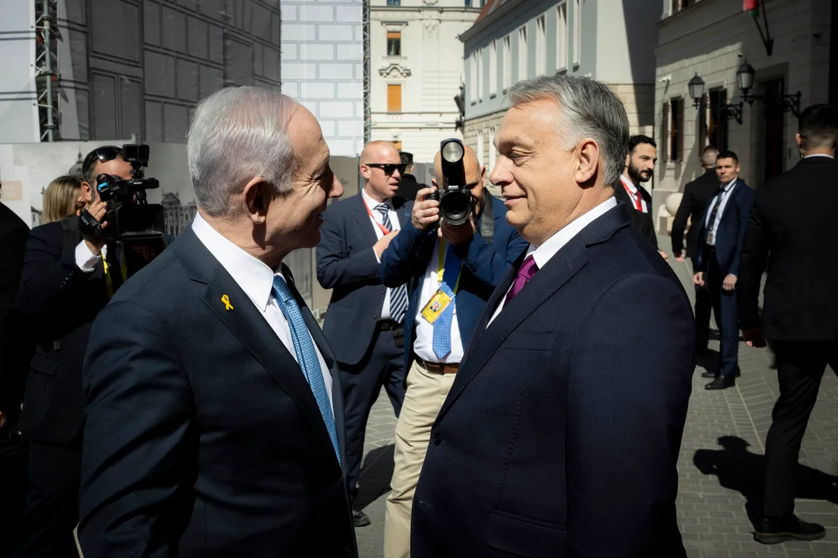 Budapest, 2025. április 3.
A Miniszterelnöki Sajtóiroda által közreadott képen Orbán Viktor miniszterelnök (j) fogadja Benjámin Netanjahu izraeli kormányfőt a Karmelita kolostorban 2025. április 3-án.
MTI/Miniszterelnöki Sajtóiroda/Fischer Zoltán