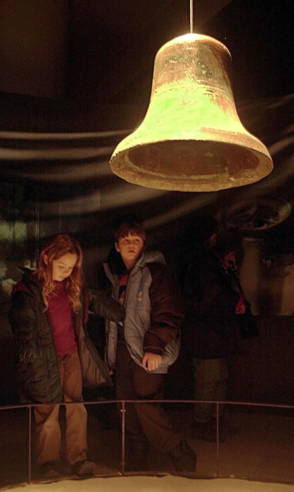 Visitors look at the bell from the crows nest watch station of the RMS Titanic, rung last just before the ship struck the iceberg, on display at the Titanic exhibit 18 February 2000 at the Museum of Science and Industry in Chicago.      AFP PHOTO/TANNEN M