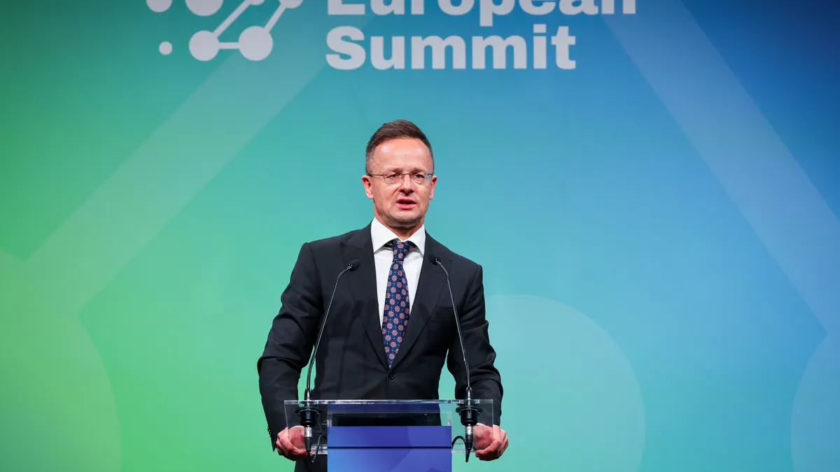 Budapest, 2025. április 15.
Szijjártó Péter külgazdasági és külügyminiszter beszédet mond az Alapjogokért Központ és az Oeconomus Gazdaságkutató Alapítvány Central European Summit című nemzetközi konferenciáján a Várkert Bazárban 2025. április 15-én.
MTI/Hegedüs Róbert