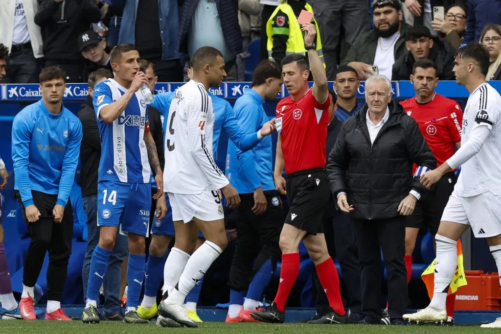 Real Madrid's French forward #09 Kylian Mbappe receives a red card from referee Cesar Soto during the Spanish league football match between Deportivo Alaves and Real Madrid CF at the Mendizorroza stadium in Vitoria on April 13, 2025. (Photo by Ander GILLENEA / AFP)