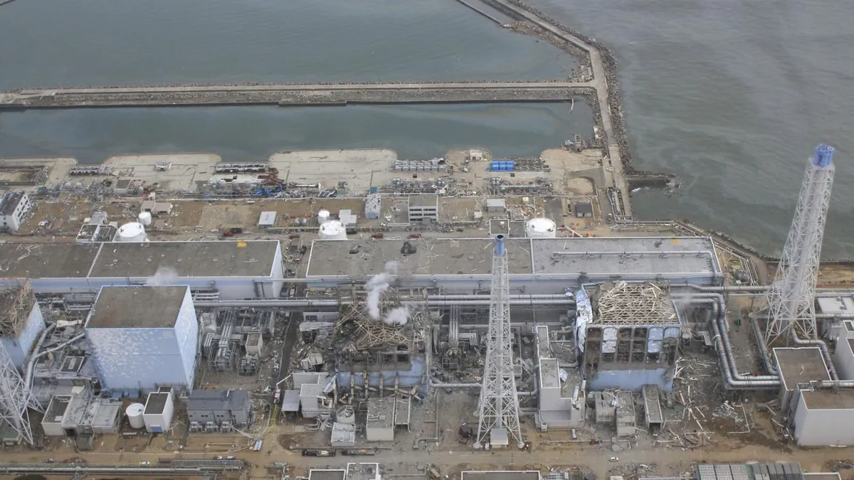 evakuálták The crippled Fukushima Dai-ichi nuclear power plant is seen in Okumamachi, Fukushima prefecture, northern Japan in this March 20, 2011 aerial photo taken by a small unmanned drone and released by AIR PHOTO SERVICE. From left: Unit 1, partially seen; Unit 2, Unit 3 and Unit 4.   UPI/Air Photo Service Co. Ltd. / eyevineContact eyevine for more information about using this image:T: +44 (0) 20 8709 8709E: info@eyevine.comhttp://www.eyevine.com