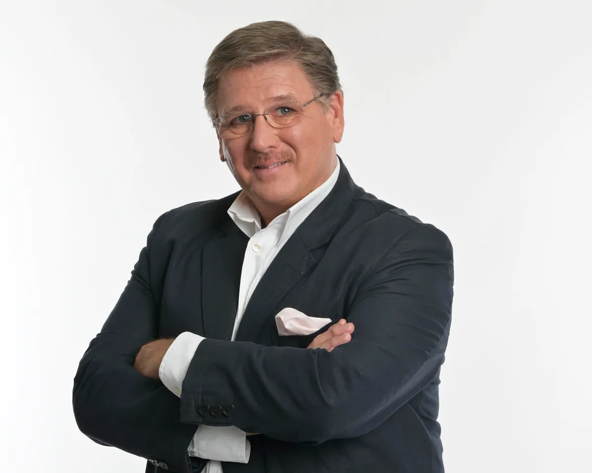 Kautzky Armand Balaton melletti nyaralójából is követi az energiaválságról szóló híreket.