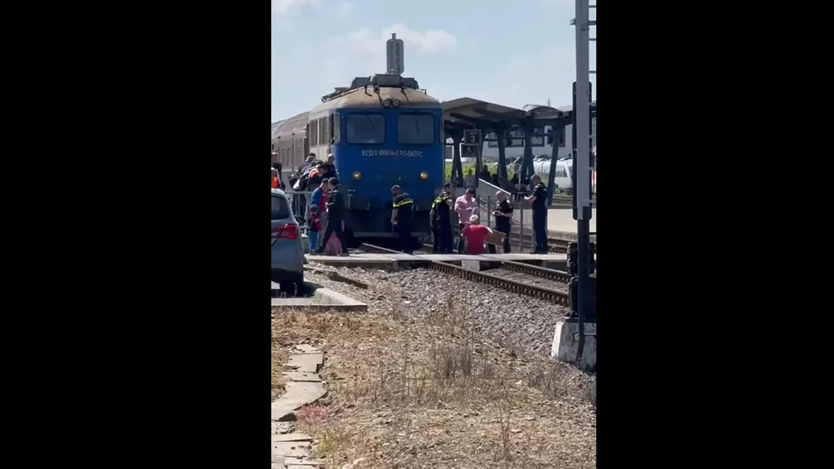 Lánccal kötötte magát a sínekhez egy idős marosvásárhelyi férfi – videó
