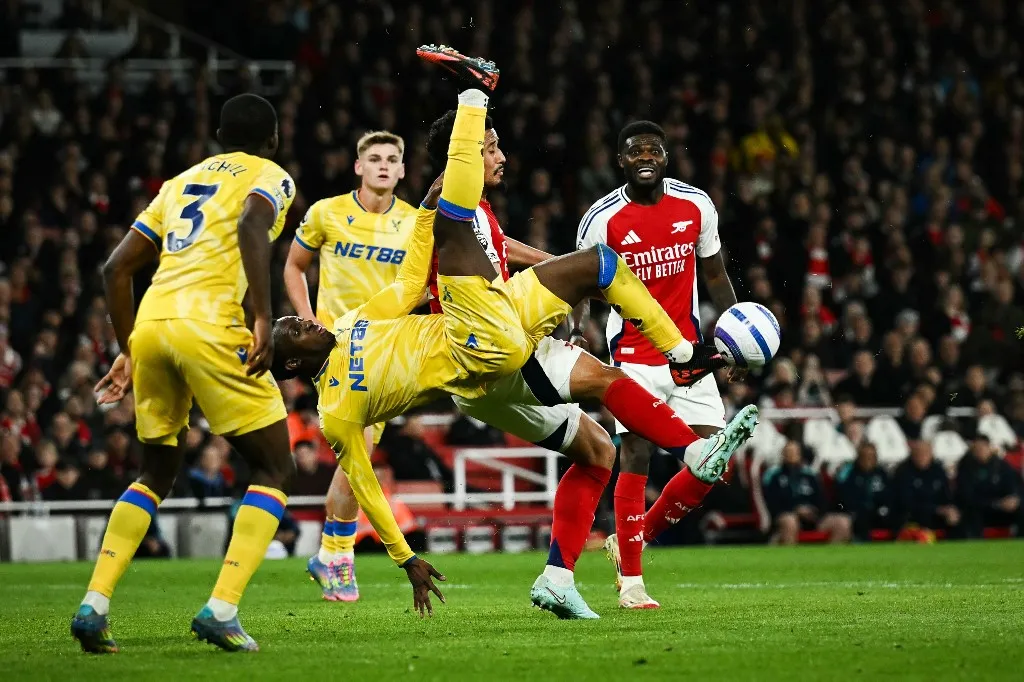 Crystal Palace's English striker #09 Eddie Nketiah does an overhead kick during the English Premier League football match between Arsenal and Crystal Palace at the Emirates Stadium in London on April 23, 2025. (Photo by Ben STANSALL / AFP) / RESTRICTED TO EDITORIAL USE. No use with unauthorized audio, video, data, fixture lists, club/league logos or 'live' services. Online in-match use limited to 120 images. An additional 40 images may be used in extra time. No video emulation. Social media in-match use limited to 120 images. An additional 40 images may be used in extra time. No use in betting publications, games or single club/league/player publications. /