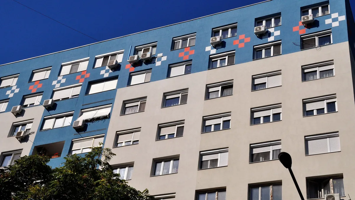 Budapest, 2021. október 5.
Egy felújított 10 emeletes panelház színes homlokzati festéssel a fõváros 3. kerületében a Lajos utca 142. szám alatt. Az utca számos barokk, copf, klasszicista és romantikus stílusú, részben mûemléki jellegû, részben mûemléki védelem alatt álló épülete között üde színfolt a hangulatos színezés. A 30-40 éves panel-épületek nem a mai energiafelhasználási, gazdaságossági szempontok szerint épültek, ezért idõszerû a felújításuk. Magyarországon mintegy 8 ezer panelépület, illetve 800 ezer panellakás van.
MTVA/Bizományosi: Balaton József
***************************
Kedves Felhasználó!
Ez a fotó nem a Duna Médiaszolgáltató Zrt./MTI által készített és kiadott fényképfelvétel, így harmadik személy által támasztott bárminemû különösen szerzõi jogi, szomszédos jogi és személyiségi jogi igényért a fotó szerzõje/jogutódja közvetlenül maga áll helyt, az MTVA felelõssége e körben kizárt.