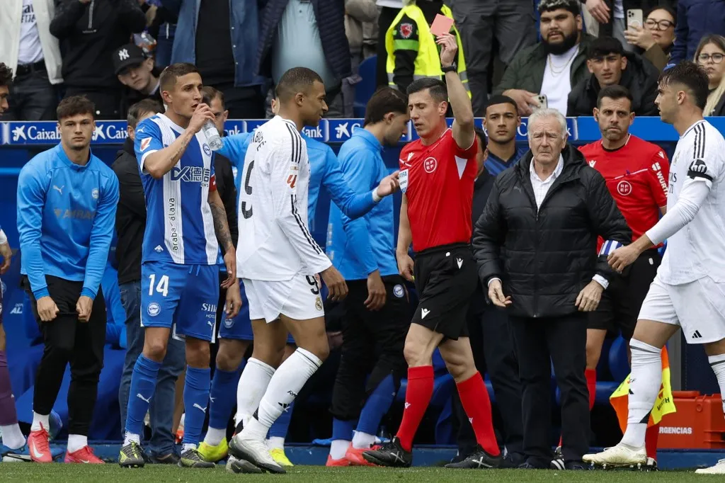 Real Madrid's French forward #09 Kylian Mbappe receives a red card from referee Cesar Soto during the Spanish league football match between Deportivo Alaves and Real Madrid CF at the Mendizorroza stadium in Vitoria on April 13, 2025. (Photo by Ander GILLENEA / AFP)