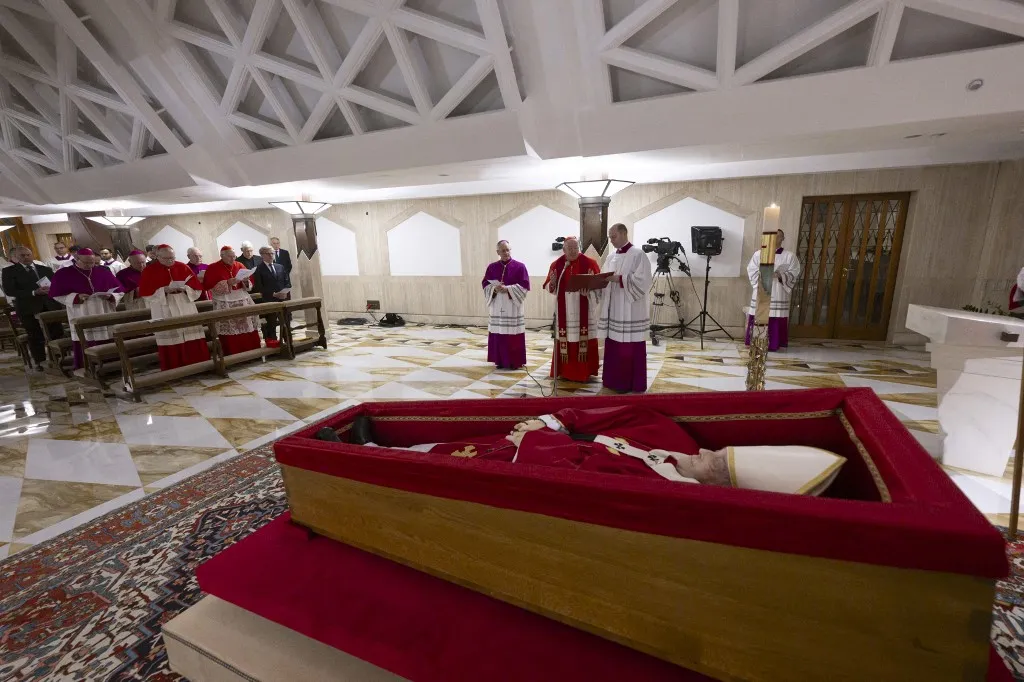 EDITORS NOTE: Graphic content / This photo taken on April 21, 2025 and handout on April 22, 2025 by The Vatican Media shows Pope Francis in his open coffin during the rite of the Confirmation of the Death of the Pontiff at the Chapel of Santa Marta in The Vatican. (Photo by Handout / VATICAN MEDIA / AFP) / RESTRICTED TO EDITORIAL USE - MANDATORY CREDIT "AFP PHOTO / VATICAN MEDIA" - NO MARKETING - NO ADVERTISING CAMPAIGNS - DISTRIBUTED AS A SERVICE TO CLIENTS