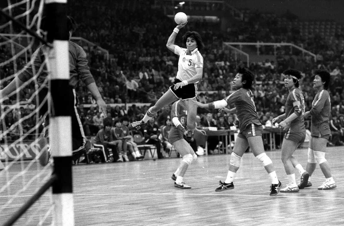 Budapest, 1982.december 8.
Sterbinszky Amália magasra felugorva kapura lõ a Magyarország-Dél-Korea mérkõzésen, a Budapest Sportcsarnokban, a VIII. Nõi Kézilabda világbajnokságon. Az eredmény 31-25. .
Mti Fotó: Wéber Lajos