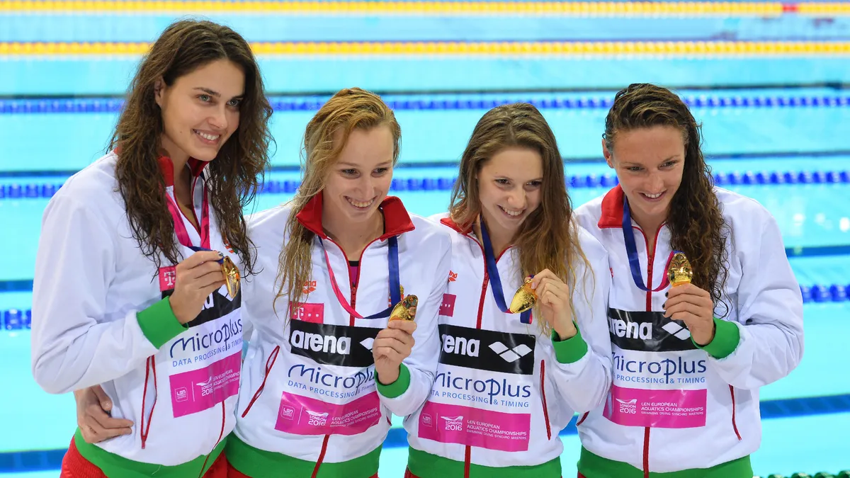 szexi, Gold medalists Hungary's Zsuzsanna Jakabos, Hungary's Evelyn Verraszto, Hungary's Boglarka Kapas and Hungary's Katinka Hosszu pose with their medals after the final of the women's 4x200m Freestyle swimming event on Day 11 of the European aquatics championships in London on May 19, 2016. (Photo by GLYN KIRK / AFP)