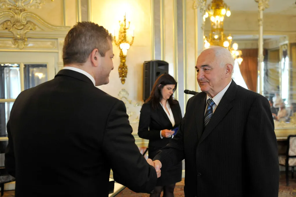 Budapest, 2013. április 17.
Doncsev András az Emberi Erõforrások Minisztériumának parlamenti államtitkára  átadja Garami Józsefnek, az MTK Budapest Zrt. szakmai igazgatójának a Magyar Érdemrend lovagkereszt (polgári tagozat) kitüntetést
