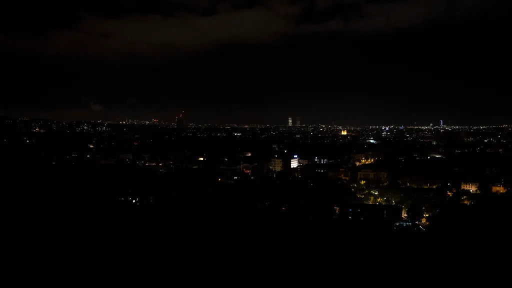 áramszünet, áramkimaradás, áram, Portugália, Spanyolország, elektromos áram,  2025.04.29., This photograph shows a general view of Barcelona at night, partially without electricity, following a massive power cut affecting the entire Iberian peninsula and 