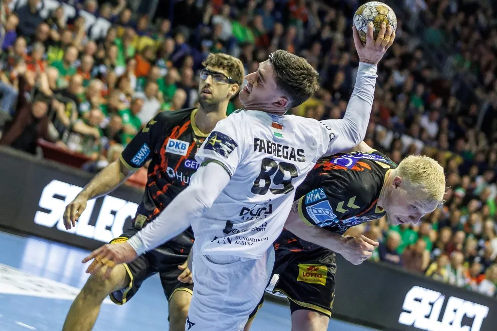 23 April 2025, Saxony-Anhalt, Magdeburg: Handball, men, Champions League, final round, knockout round, quarter-finals, first leg, SC Magdeburg - One Veszprem, GETEC Arena: Ludovic Fabregas (M) of Veszprem throws the ball on goal against Magdeburg's Magnus Saugstrup Jensen (r). Photo: Andreas Gora/dpa (Photo by Andreas Gora / DPA / dpa Picture-Alliance via AFP)