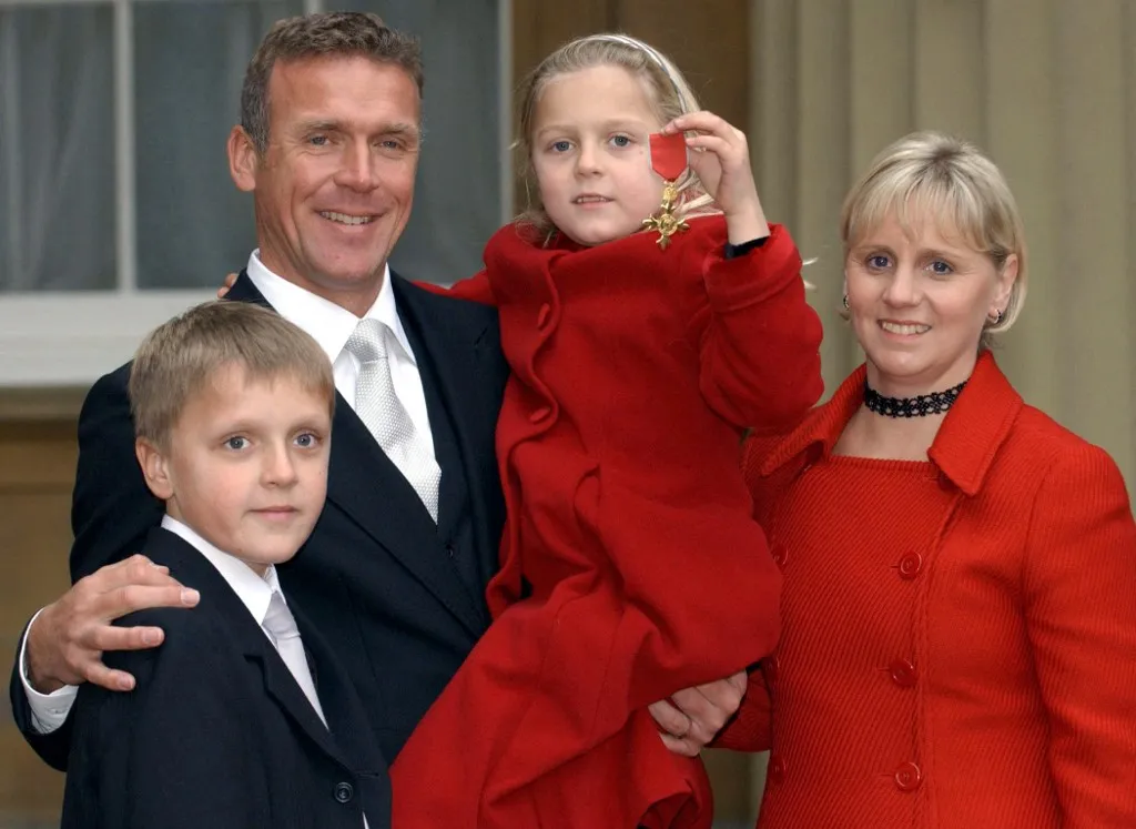 meghalt, Former England and Surrey cricketer Alec Stewart stands with his wife Lynn and children Andrew, 10, and Emily, 7, after receiving an OBE from the Prince of Wales during a ceremony held at Buckingham Palace, London, 05 December, 2003.        AFP PHOTO/FIONA HANSON/WPA POOL (Photo by FIONA HANSON / POOL / AFP)