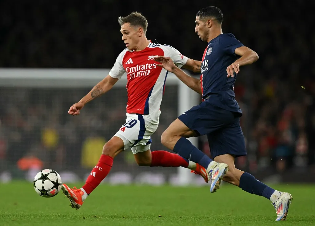Bajnokok Ligája, Paris Saint-Germain's Moroccan midfielder #02 Achraf Hakimi (R) vies with Arsenal's Belgian midfielder #19 Leandro Trossard during the UEFA Champions League football match between Arsenal and Paris Saint-Germain (PSG) at the Emirates Stadium in north London on October 1, 2024. (Photo by Glyn KIRK / AFP)