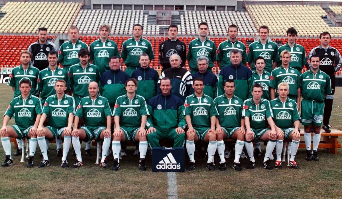 Gyõr, 2001. 02. 26.
A Rába ETO NB I-es labdarúgóklub csapatképe. Felsõ sor balról: Sebõk Zsolt, Oross Márton, Tereny Gyula, Vasas Zoltán, Rósa Dénes, Bajusz Endre, Stark Péter, Gyõri János, Kiser László, Molnár Levente. Középsõ sor balról: Böjte Attila, Balla Mihály, Mracskó Mihály, Orosz László, Tamási Zsolt, Garami József, Gunyhó Ferenc, Palla Antal, Erõs Gábor, Bognár Zsolt, Kenesei Krisztián. Ülõ sor balról: Nagy László, Baumgartner Attila, Posza Zsolt, Farkas Balázs, Végh Barna, Vayer Gábor, Regedei Csaba és Sütöri Péter, Károlyi Sándor.
MTI Fotó: Matusz Károly