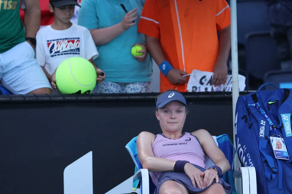 büdös, Britain's Harriet Dart sits in her chair, suffering from cramps, after winning a tie break in the third set while playing against Croatia's Jana Fett during their women's singles match on day two of the Australian Open tennis tournament in Melbourne on January 13, 2025. (Photo by Adrian Dennis / AFP) / -- IMAGE RESTRICTED TO EDITORIAL USE - STRICTLY NO COMMERCIAL USE --