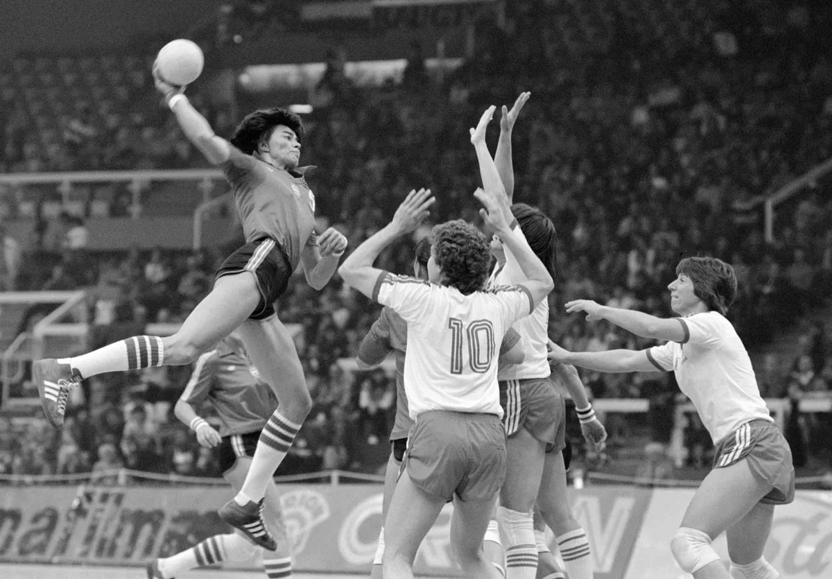 1982. december 2.
Sterbinszky Amália kapura dob a VIII. nõi kézilabda világbajnokság nyitónapján lejátszott Magyarország-USA mérkõzésen a Budapest Sportcsarnokban. Eredmény 22:4.
MTI Fotó: Németh Ferenc