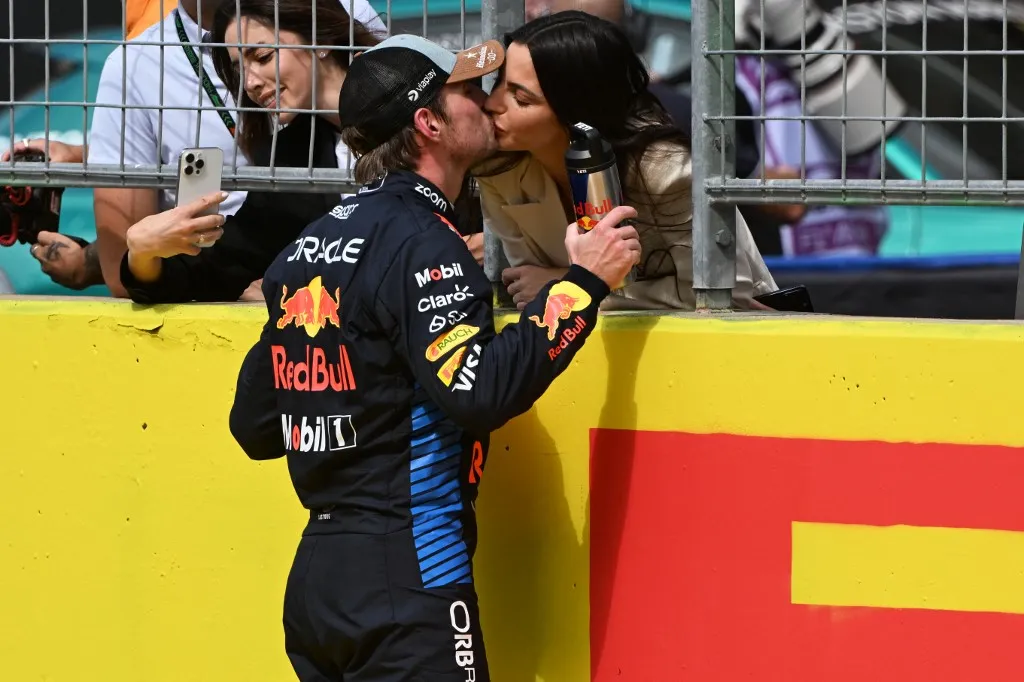 AUSTIN, TEXAS - OCTOBER 19: Sprint winner Max Verstappen of the Netherlands and Oracle Red Bull Racing celebrates with Kelly Piquet in parc ferme during the Sprint ahead of the F1 Grand Prix of United States at Circuit of The Americas on October 19, 2024 in Austin, Texas.   Mark Sutton/Getty Images/AFP (Photo by Mark Sutton / GETTY IMAGES NORTH AMERICA / Getty Images via AFP)