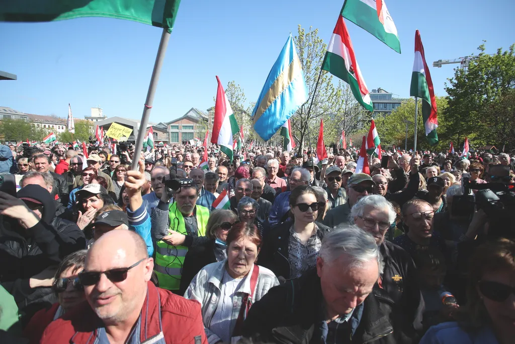 Tüntetést Kollár Kinga botrányos kijelentése miatt, KollárKinga, Millenáris, Civil Összefogás Fórum (CÖF), CivilÖsszefogásFórum, 2025.04.12.