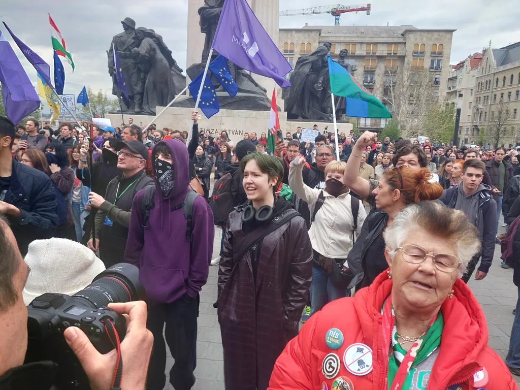 Tüntetés, Budapest, 2025. április 14., Parlament, Kossuth tér, Alaptörvény 15., Alaptörvény-módosítáas, Momentum tiltakozás