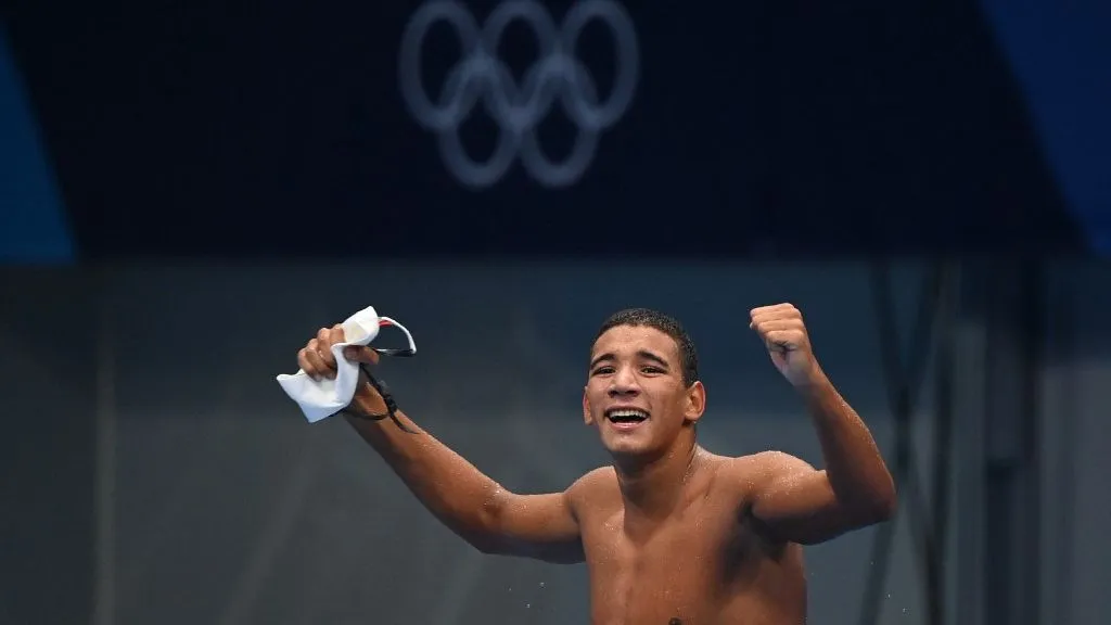 Tunisia's Ahmed Hafnaoui celebrates after winning the final of the men's 400m freestyle swimming event during the Tokyo 2020 Olympic Games at the Tokyo Aquatics Centre in Tokyo on July 25, 2021. (Photo by Attila KISBENEDEK / AFP)