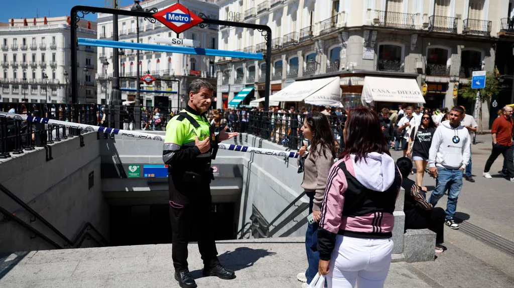 áramszünet, áramkimaradás, áram, Portugália, Spanyolország, elektromos áram,  2025.04.28.,  Madrid, 2025. április 28.
Lezárt madridi metróállomás előtt tájékoztatja az utasokat egy rendőr 2025. április 28-án, amikor országos szintű áramszünet van Spanyolo