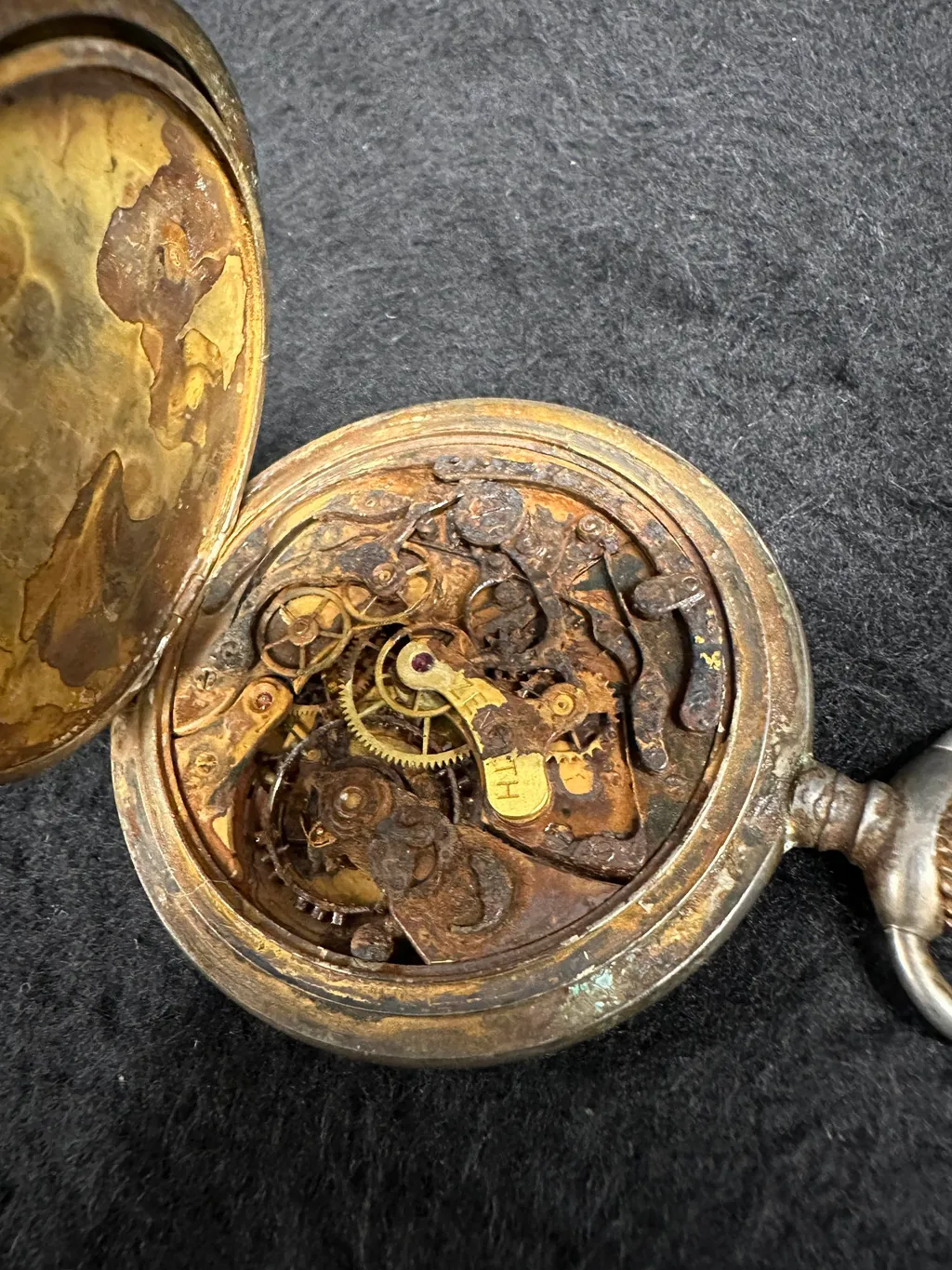 BNPS.co.uk (01202 558833)
Pic: HenryAldridge&Son/BNPS

A poignant pocket watch that stopped at the very moment its owner went down with the Titanic has surfaced for sale for £80,000.

Ramon Gomez perished along with 1,520 others when the ill-fated ship st