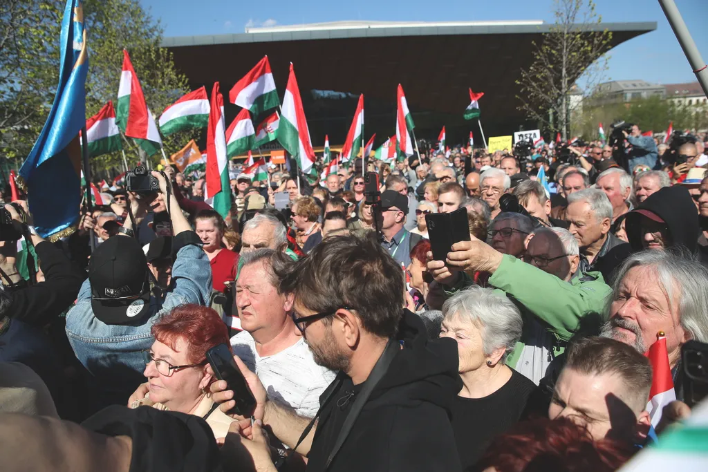 Tüntetést Kollár Kinga botrányos kijelentése miatt, KollárKinga, Millenáris, Civil Összefogás Fórum (CÖF), CivilÖsszefogásFórum, 2025.04.12.