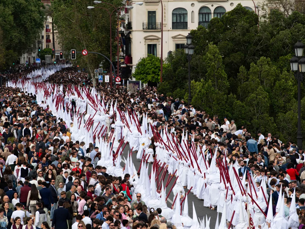 Sevilla, Virágvasárnap, Nagyhét, húsvét, Spanyolország, körmenet, vezeklés, 2025.04.15.,   Sevilla, 2025. április 14.
 2025. április 14-én,  )