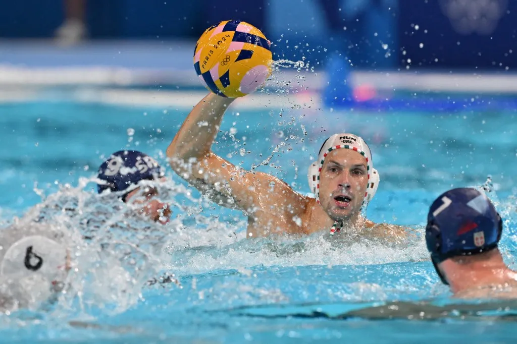 olimpiai, Hungary's #10 Denes Varga shoots the ball in the men's water polo preliminary round group B match between Hungary and Serbia during the Paris 2024 Olympic Games at the Paris La Defense Arena in Paris on August 5, 2024. (Photo by Andreas SOLARO / AFP)