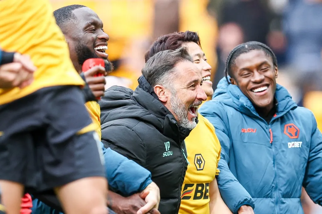 kocsmában, Vitor Pereira, manager of Wolverhampton Wanderers (center right), celebrates the win with his players in front of the fans during the Premier League match between Wolverhampton Wanderers and Tottenham Hotspur at Molineux in Wolverhampton, England, on April 13, 2025. (Photo by Stuart Leggett | MI News/NurPhoto) (Photo by MI News / NurPhoto / NurPhoto via AFP)