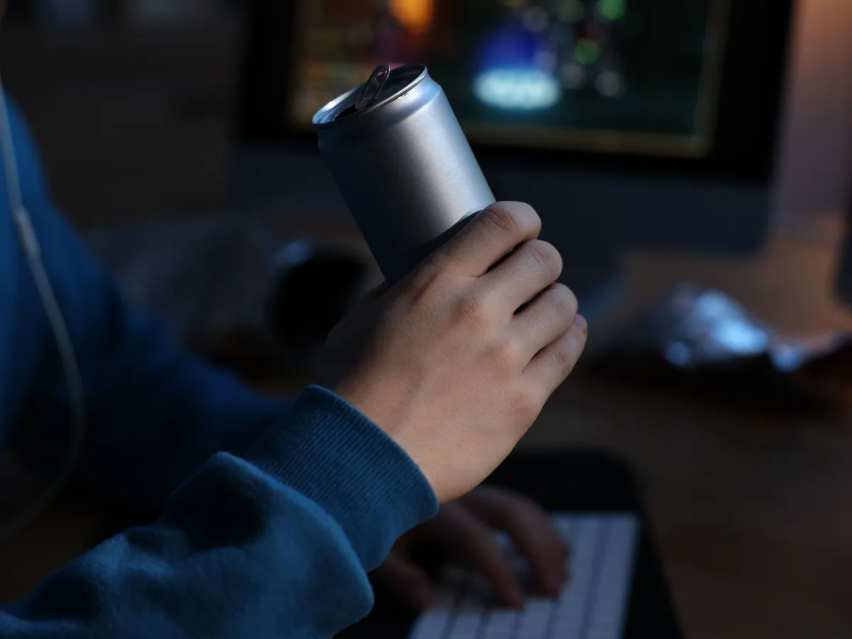 Tilos lesz energiaitalt eladni 18 éven aluliak számára Magyarországon. 