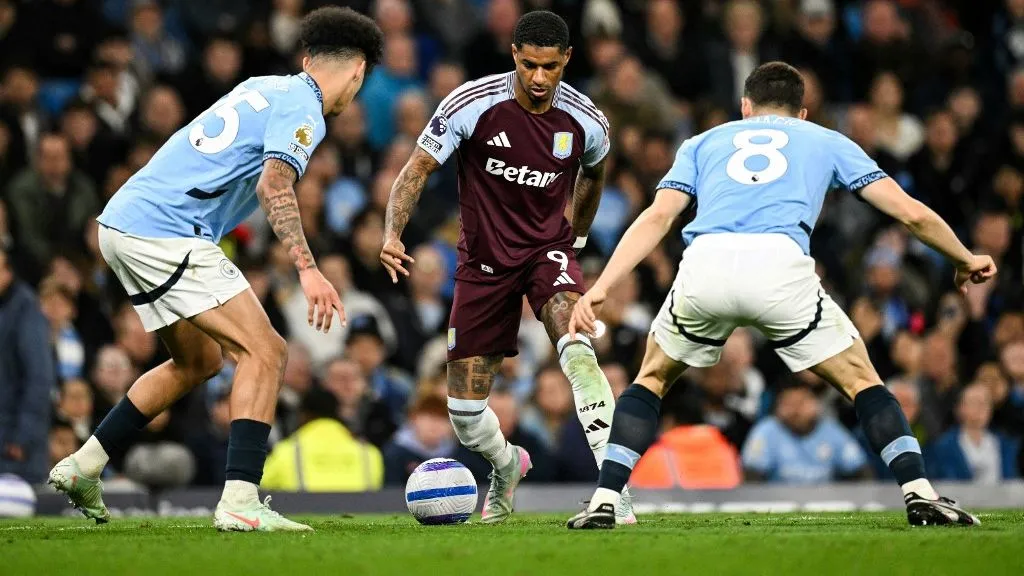 Aston Villa's English striker #09 Marcus Rashford (C) fights for the ball with Manchester City's English midfielder #75 Nico O'Reilly (L) and Manchester City's Croatian midfielder #08 Mateo Kovacic (R) during the English Premier League football match between Manchester City and Aston Villa at the Etihad Stadium in Manchester, north west England, on April 22, 2025. (Photo by Oli SCARFF / AFP) / RESTRICTED TO EDITORIAL USE. No use with unauthorized audio, video, data, fixture lists, club/league logos or 'live' services. Online in-match use limited to 120 images. An additional 40 images may be used in extra time. No video emulation. Social media in-match use limited to 120 images. An additional 40 images may be used in extra time. No use in betting publications, games or single club/league/player publications. / 