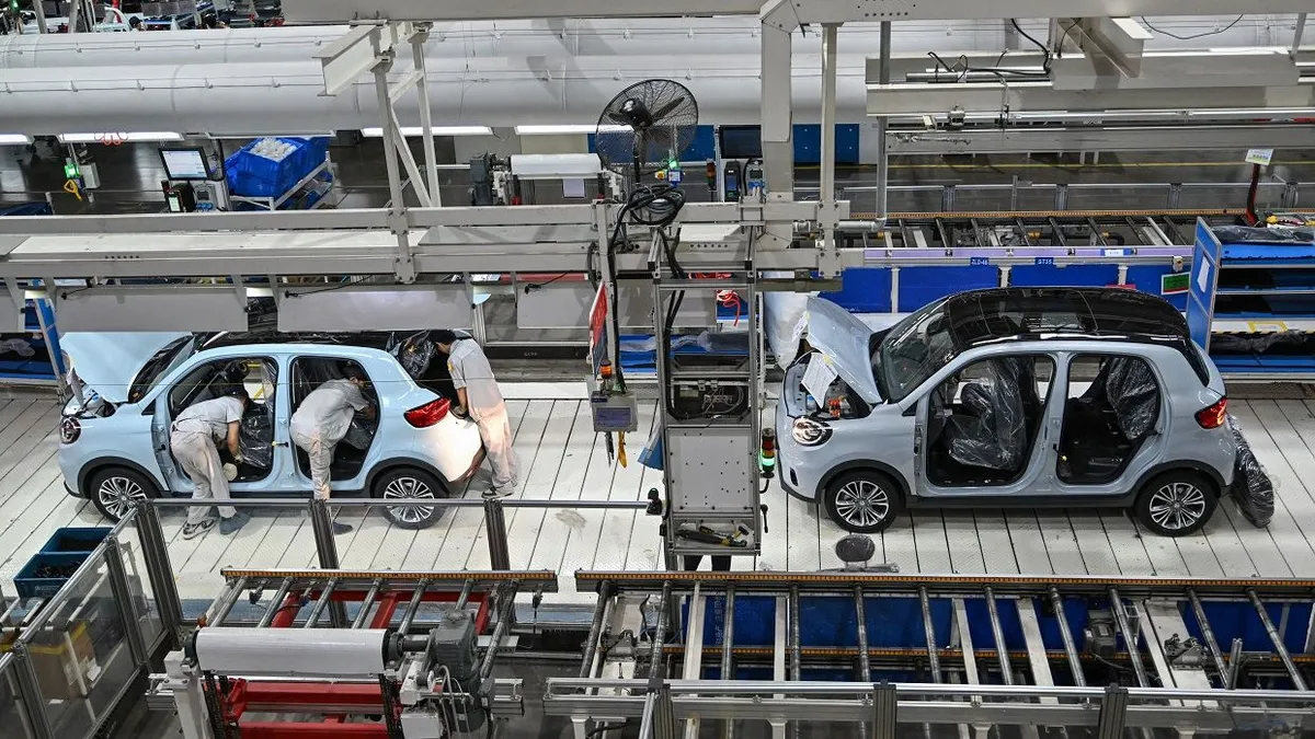 Foglalkoztatás. Szerelők dolgoznak egy elektromos autókat készítő gyártósoron a kínai Leapmotor gyárban, a Csöcsiang tartományban található Jinhua városában, 2024. szeptember 18-án. (Fotó: Adek Berry/AFP)