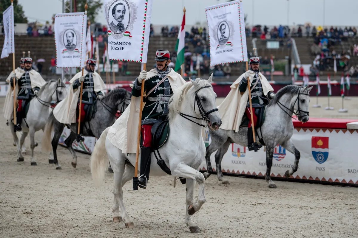 Szilvásvárad, 2024. október 5.
Huszárok a 17. Nemzeti Vágta megnyitóján a Szilvásváradi Lipicai Lovasközpontban 2024. október 5-én.
MTI/Komka Péter