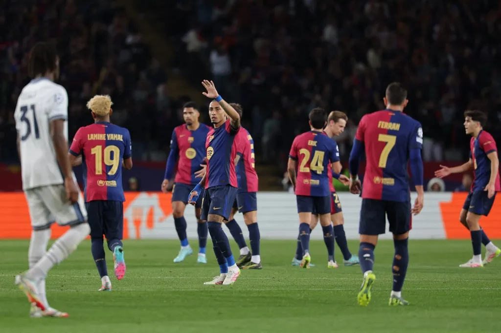 Barcelona's Brazilian forward #11 Raphinha (C) celebrates Inter Milan's Swiss goalkeeper #01 Yann Sommer's own goal during the UEFA Champions League semi final first leg football match between FC Barcelona and Inter Milan at the Estadi Olimpic Lluis Companys in Barcelona on April 30, 2025. (Photo by LLUIS GENE / AFP)